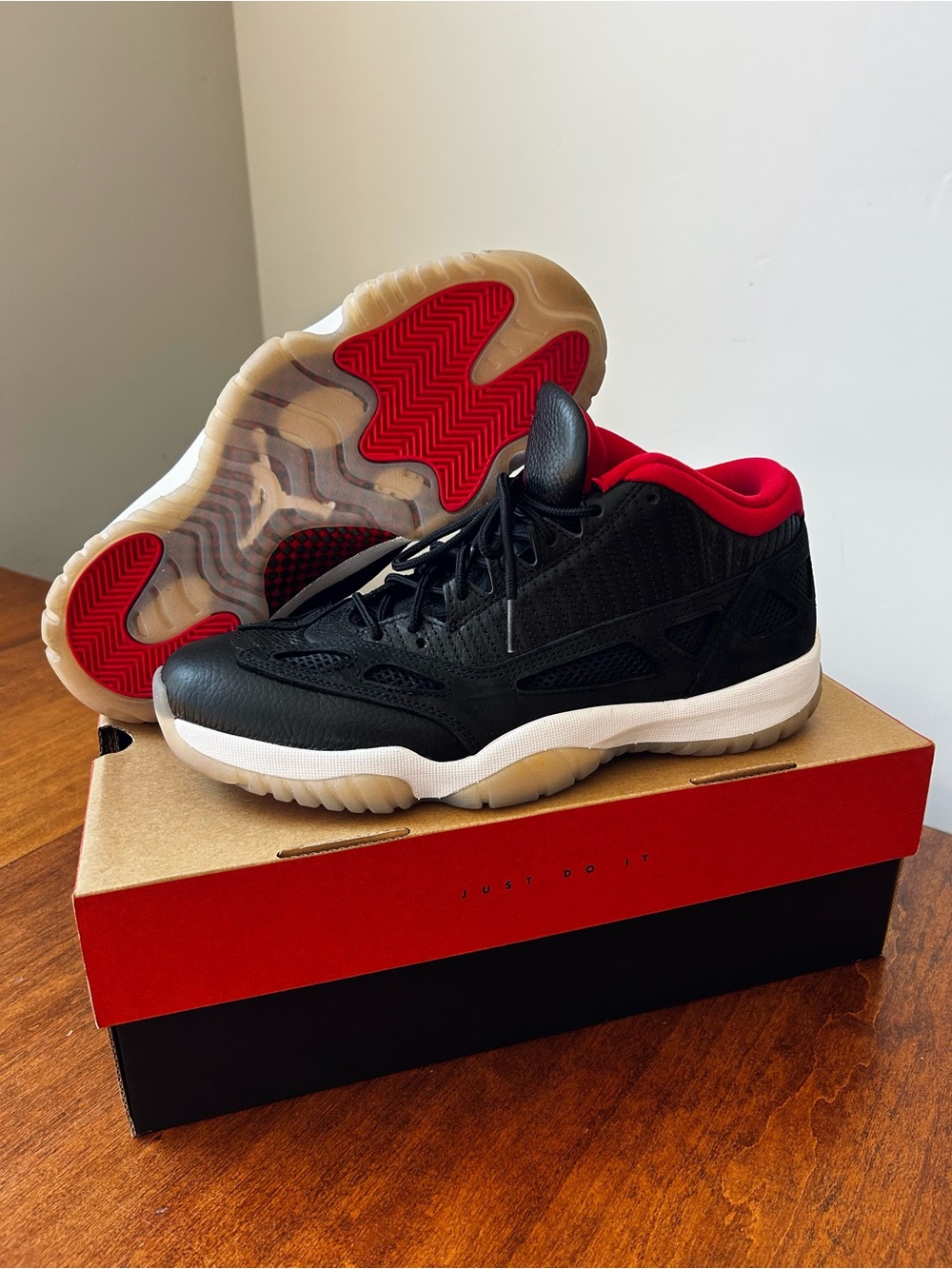 Air Jordan 11 Retro Low IE Bred 2021 Men’s Size 10 Black Red 919712-023